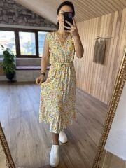 Gelbes Marokko-Kleid mit Rüschen an den Ärmeln
