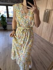 Gelbes Marokko-Kleid mit Rüschen an den Ärmeln