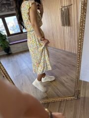 Gelbes Marokko-Kleid mit Rüschen an den Ärmeln