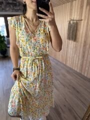 Gelbes Marokko-Kleid mit Rüschen an den Ärmeln