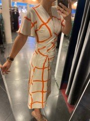 Drapiertes orangefarbenes Leinen