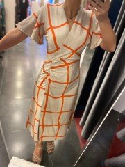 Drapiertes orangefarbenes Leinen