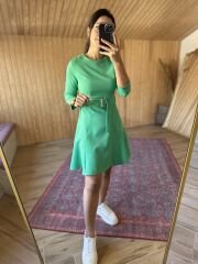 Gümüş tokalı yeşil crep elbise