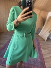 Gümüş tokalı yeşil crep elbise