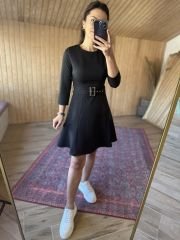 Gümüş tokalı siyah crep elbise