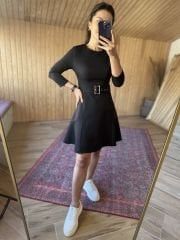 Gümüş tokalı siyah crep elbise