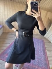 Gümüş tokalı siyah crep elbise