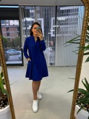 Krepp-Saks-Kleid mit Reißverschlusskragen