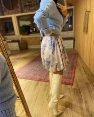 Blaues, geblümtes Nerzkleid