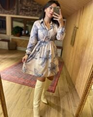 Blaues, geblümtes Nerzkleid