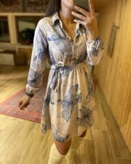 Blaues, geblümtes Nerzkleid