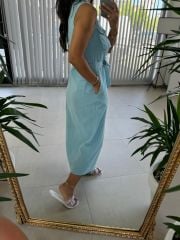 Mc 5946 Babyblaues Kleid aus Baumwollleinen mit Taschendetail
