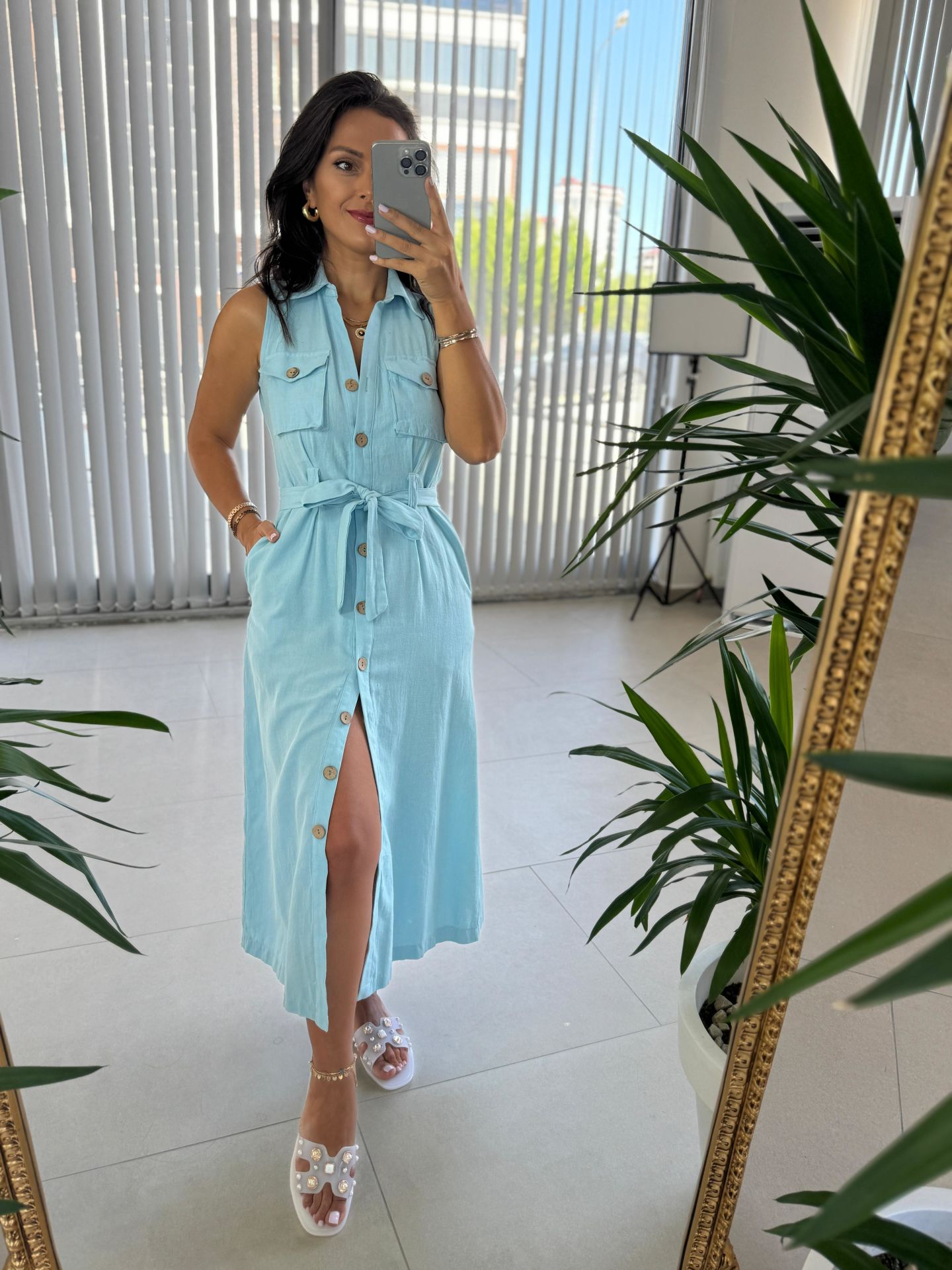 Mc 5946 Babyblaues Kleid aus Baumwollleinen mit Taschendetail