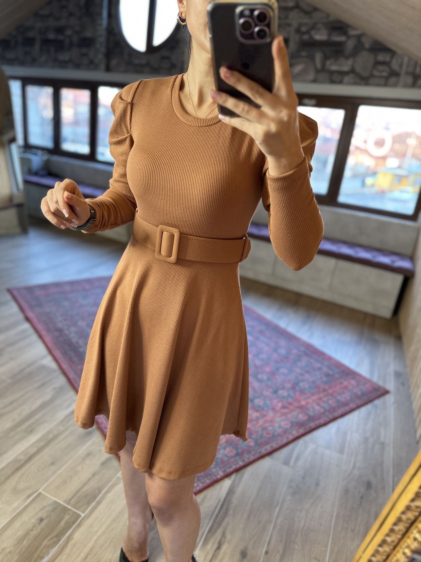 Kendinden kemerli fitilli kahve elbise