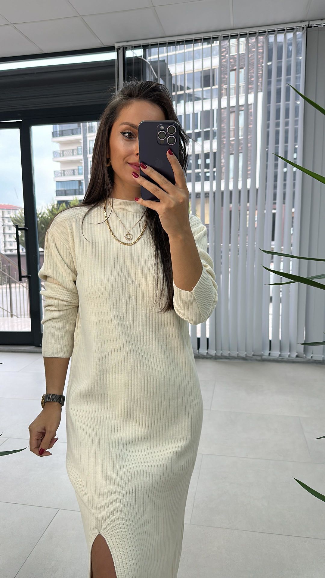 Bisiklet Yaka Yırtmaç Detaylı Krem Elbise