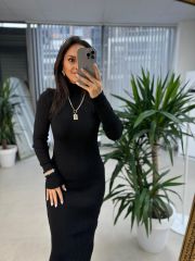 Schwarzes, geripptes, geschlitztes Bleistiftkleid aus Strick