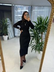 Schwarzes, geripptes, geschlitztes Bleistiftkleid aus Strick