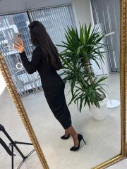 Schwarzes, geripptes, geschlitztes Bleistiftkleid aus Strick