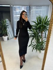 Schwarzes, geripptes, geschlitztes Bleistiftkleid aus Strick