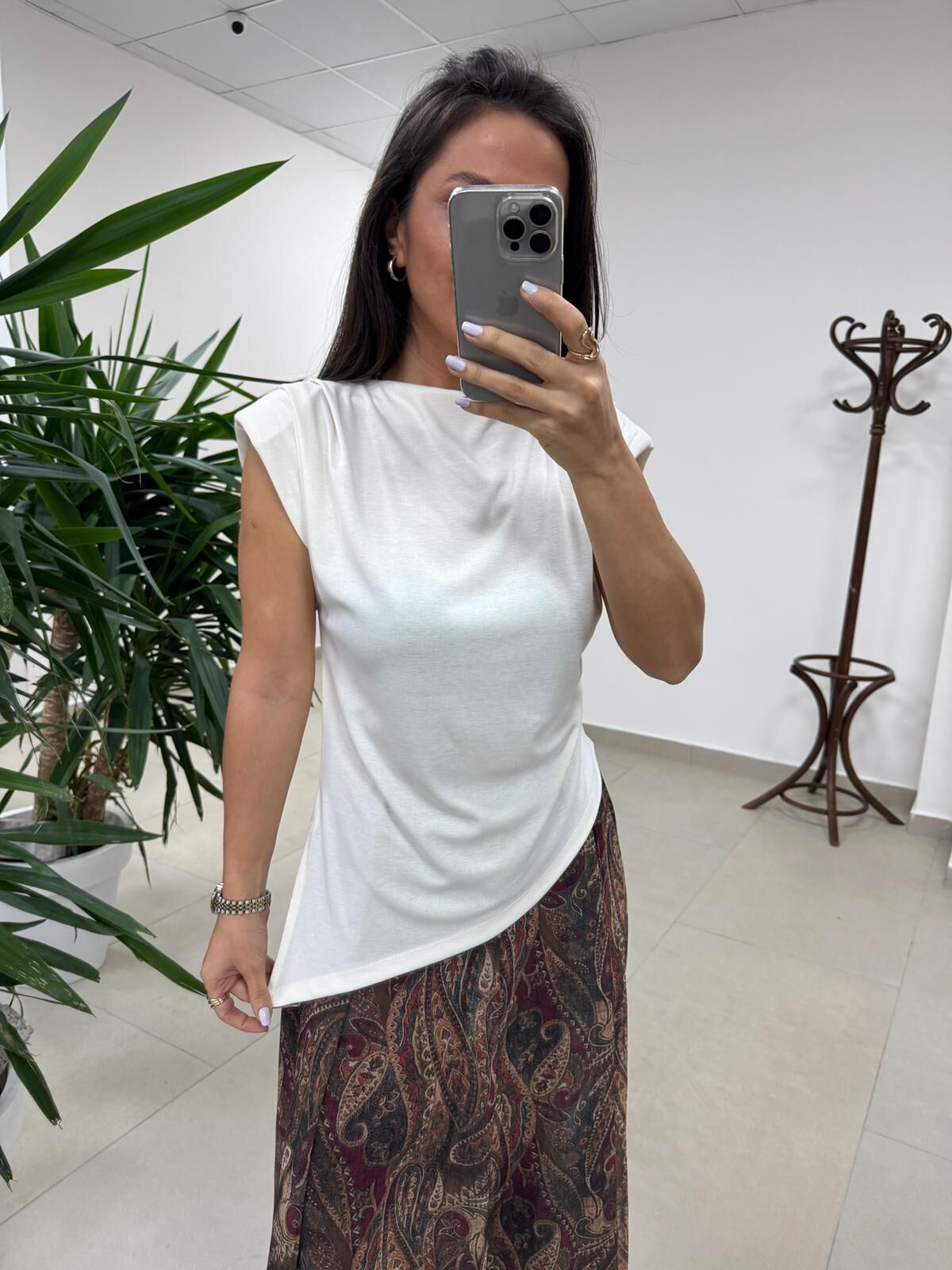 Mz 22805 Vatkalı Verev Kesim Ekru Tişört