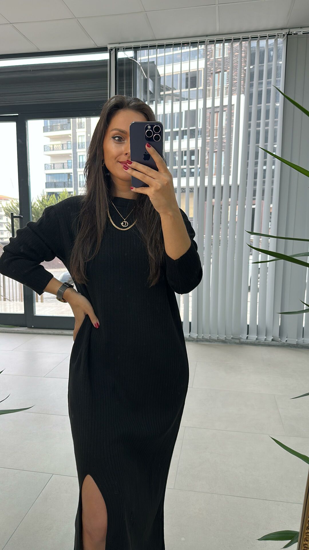 Bisiklet Yaka Yırtmaç Detaylı Siyah Elbise