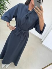 Fl 2348 Yaka Fular Detaylı Petrol Kuşaklı Elbise