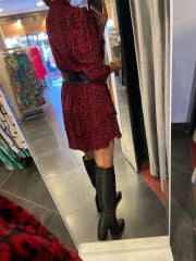 Kırmızı siyah benekli elbise