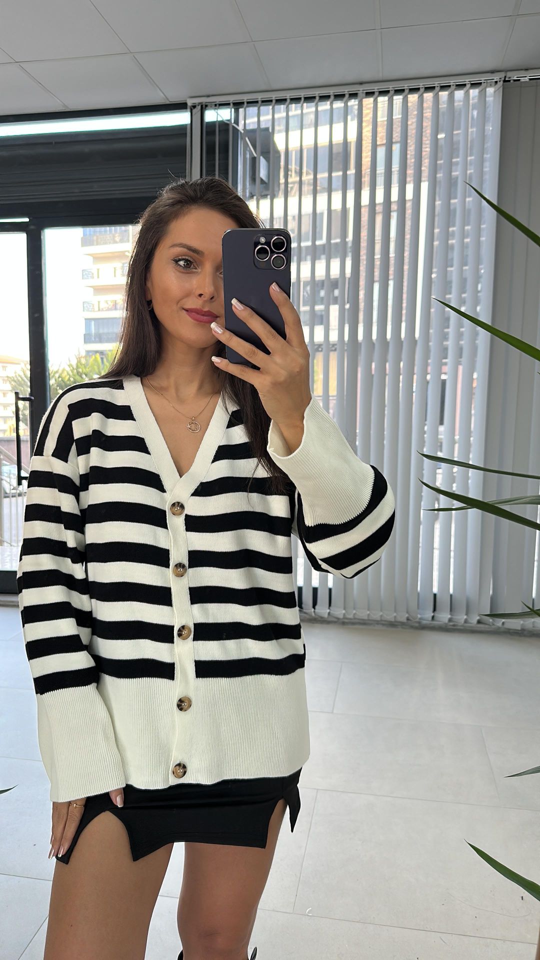 Weiß-schwarz gestreifte Strickjacke