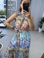 Halter yaka mavi geçişli şifon elbise