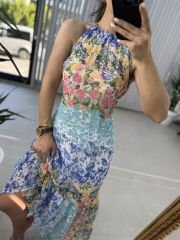 Halter yaka mavi geçişli şifon elbise