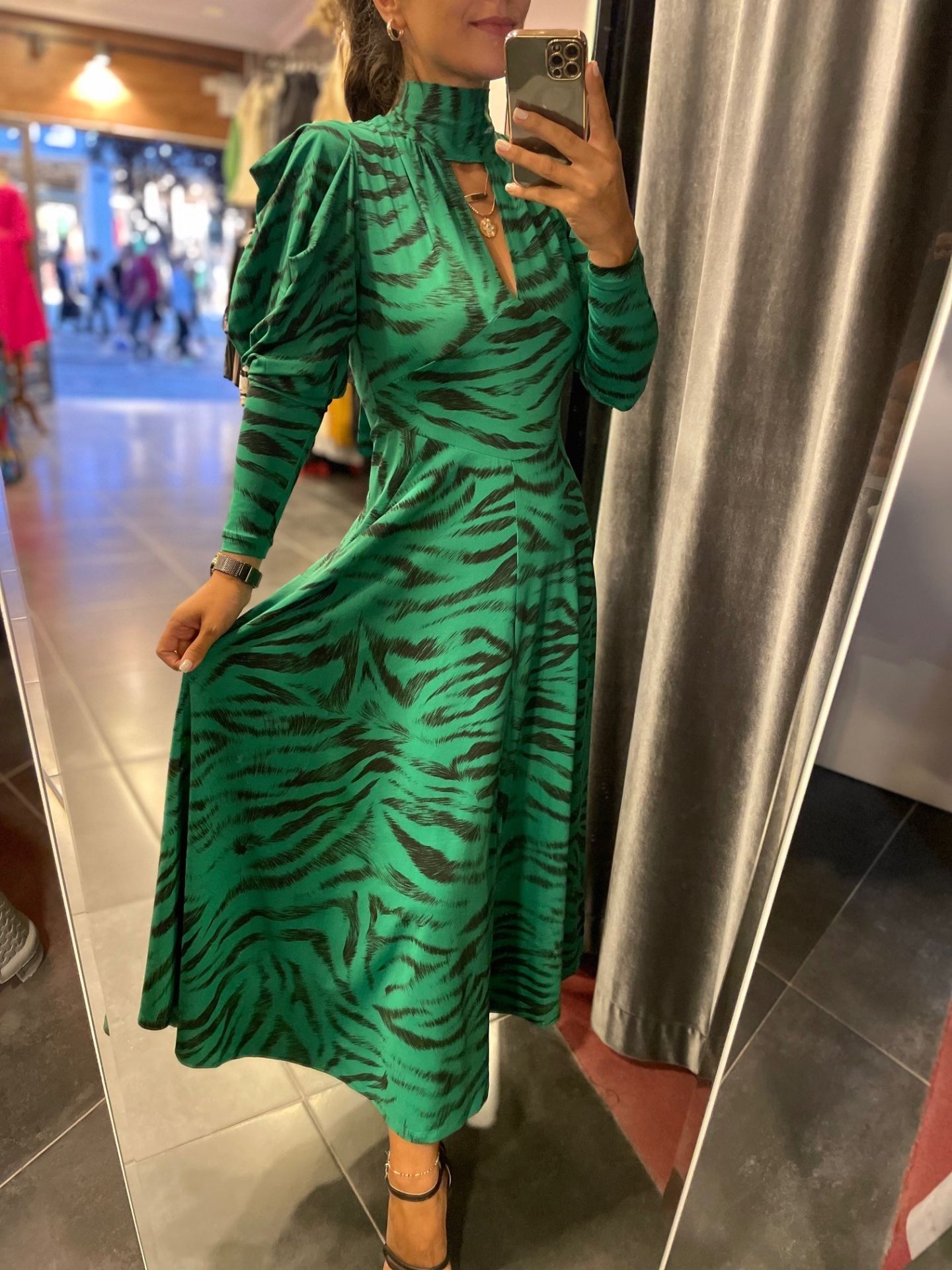 Grün-schwarzes Kleid mit Wassermelonenärmeln