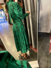 Grün-schwarzes Kleid mit Wassermelonenärmeln