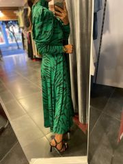 Grün-schwarzes Kleid mit Wassermelonenärmeln