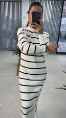 Weiß gestreiftes Strickkleid mit Rundhalsausschnitt
