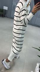 Weiß gestreiftes Strickkleid mit Rundhalsausschnitt