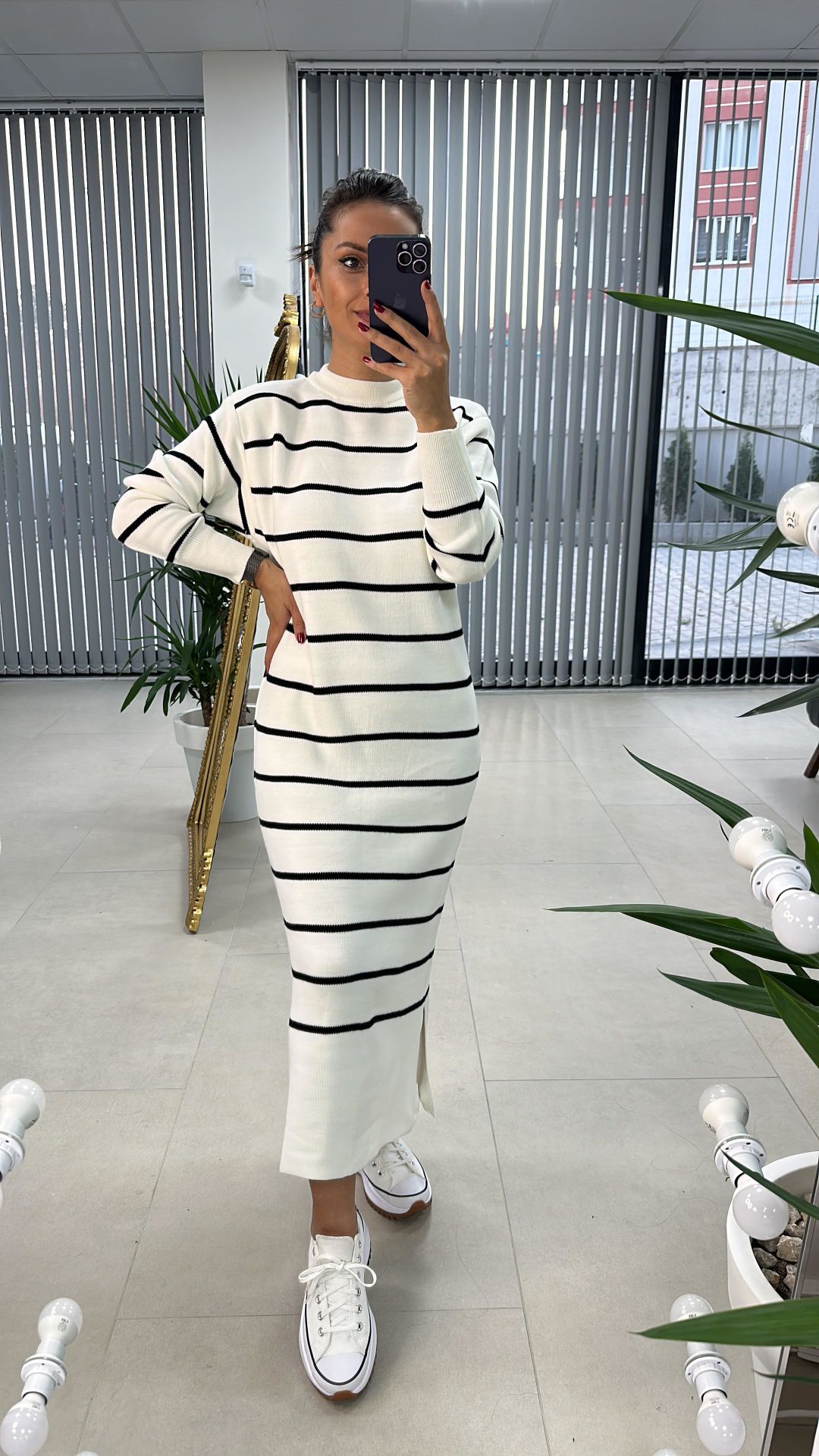 Weiß gestreiftes Strickkleid mit Rundhalsausschnitt