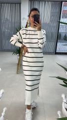 Weiß gestreiftes Strickkleid mit Rundhalsausschnitt