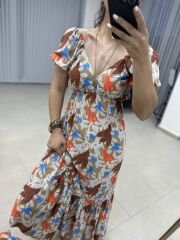 V dekolteli kahve laleli elbise