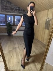 Vatkalı kolsuz siyah kalem elbise