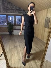 Vatkalı kolsuz siyah kalem elbise