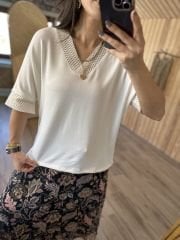 Cremefarbene Strickbluse mit V-Ausschnitt