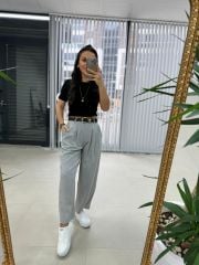 Frau graue Hose