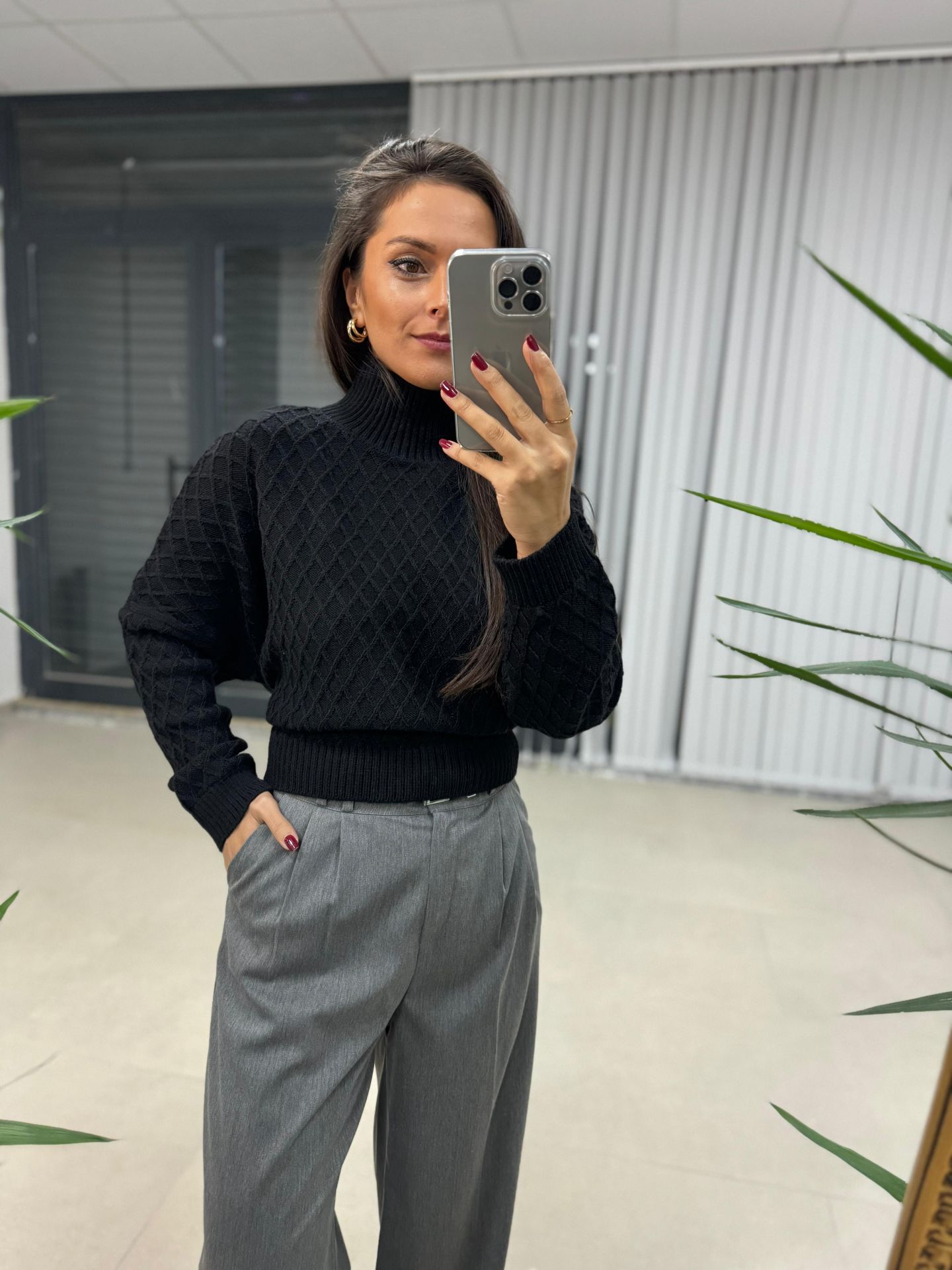 Schwarze Strickwaren mit Design-Krawattendetail