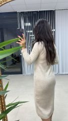 Nerzfarbenes Kleid aus weichem Strick