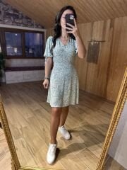 Frisches Kleid mit marokkanischen grünen Knöpfen