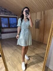 Frisches Kleid mit marokkanischen grünen Knöpfen