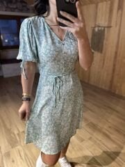 Frisches Kleid mit marokkanischen grünen Knöpfen