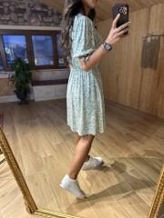 Frisches Kleid mit marokkanischen grünen Knöpfen