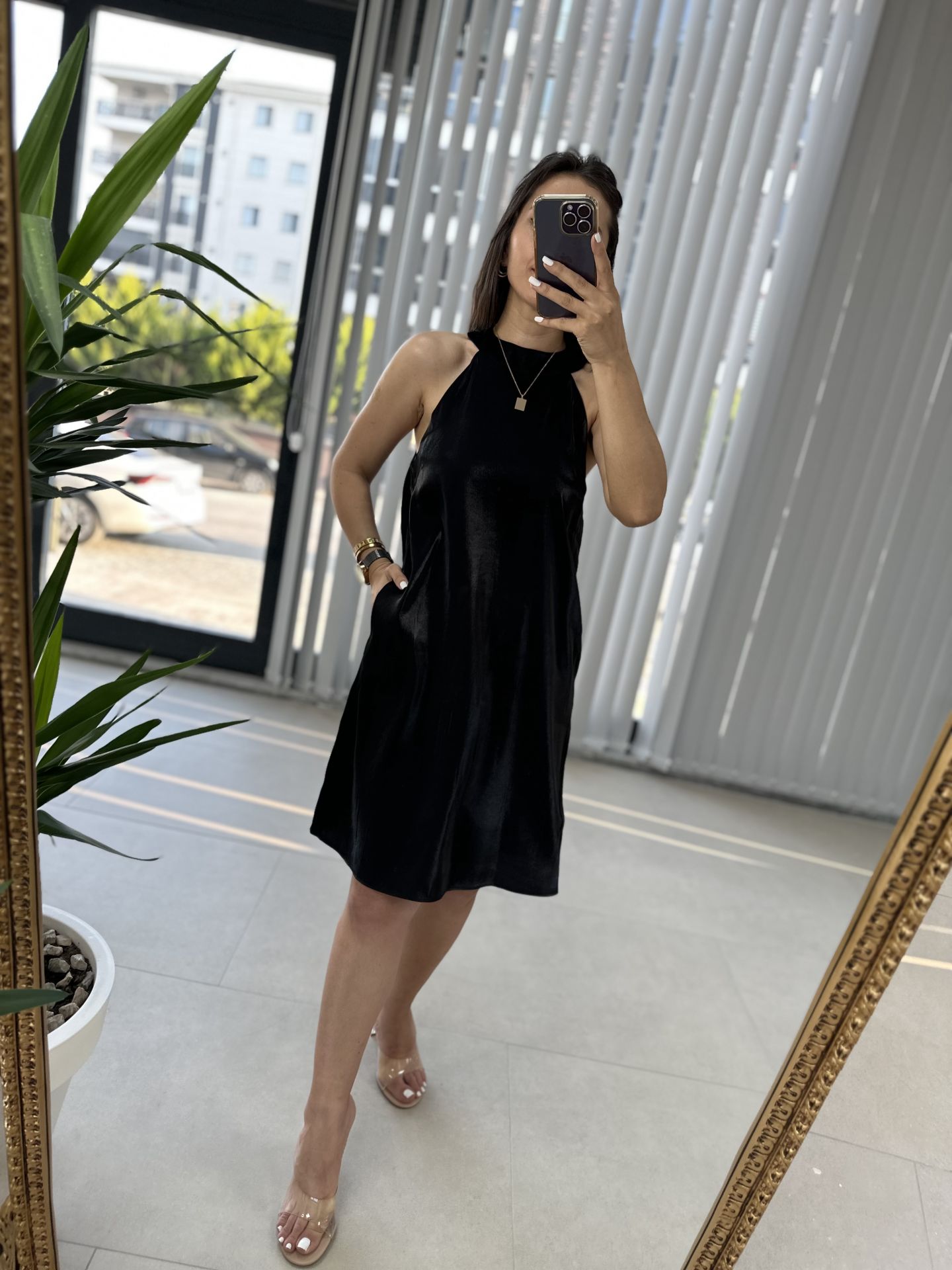 Halter yaka siyah saten elbise