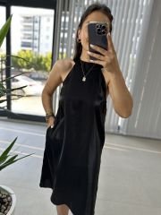 Halter yaka siyah saten elbise